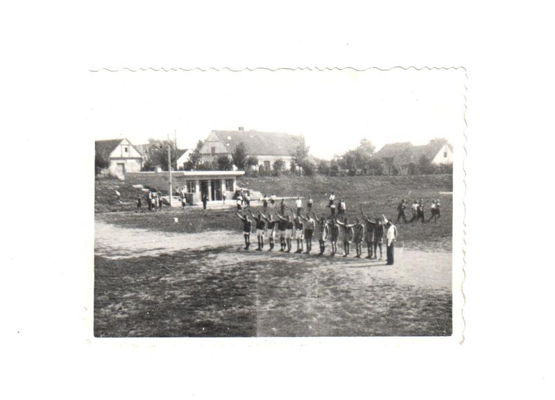 házená Smiřice 1941a muži nástup a pozdrav.jpg