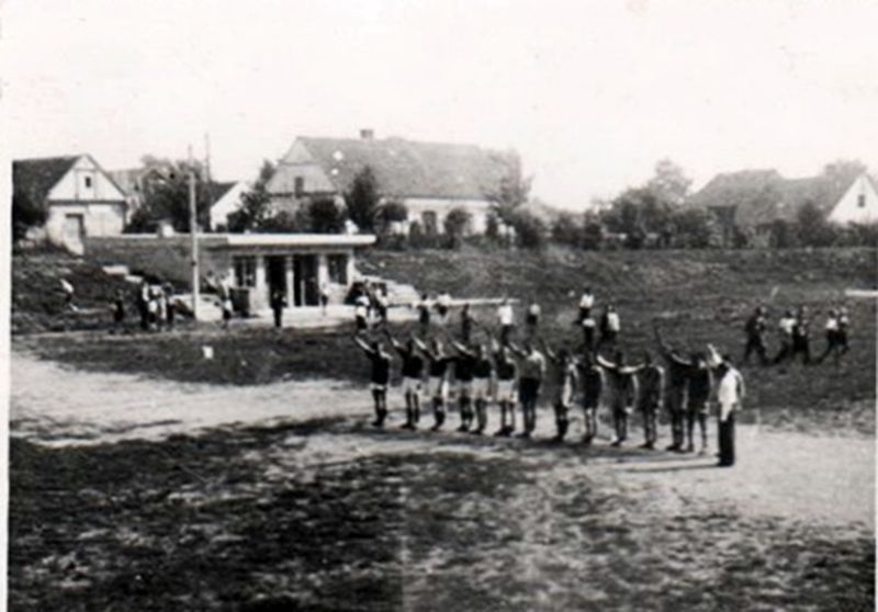 házená Smiřice 1941u muži nástup a pozdrav.jpg